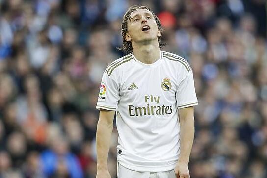 辽宁男篮在CBA杯赛中爆冷输给江苏男篮，外援选择引发争议，球迷对阵容实力和磨合表示不满。